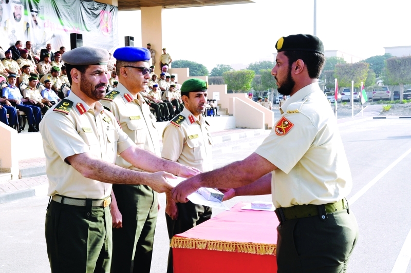 "سالم الجابري يكرم أحد الخريجين"