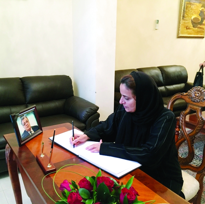 "لبنى القاسمي خلال تقديم العزاء | من المصدر"