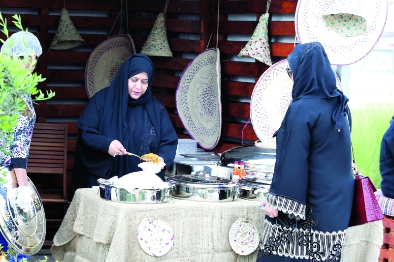 "■ أم سيف تشارك في البسطة | تصوير: عبد الحنان"