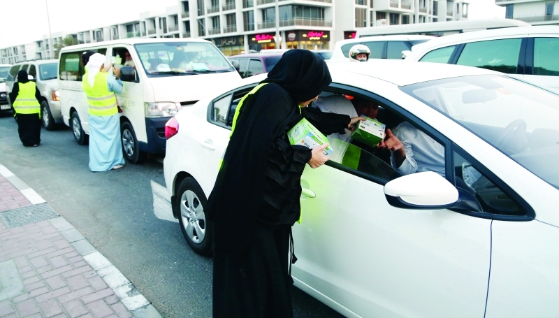 "العطاء والبذل قيمة متأصلة في أبناء الإمارات | أرشيفية"
