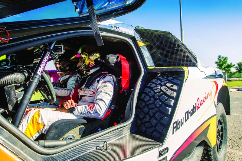 "■ خالد القاسمي والملاح الفرنسي باسكال قبل الانطلاقة | البيان"