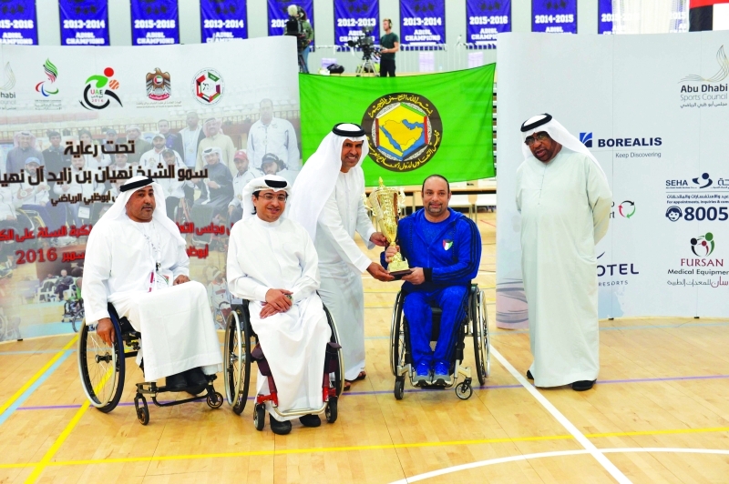 "■ محمد الهاملي يقدم كأس أفضل هداف للكويتي يوسف ناصر"