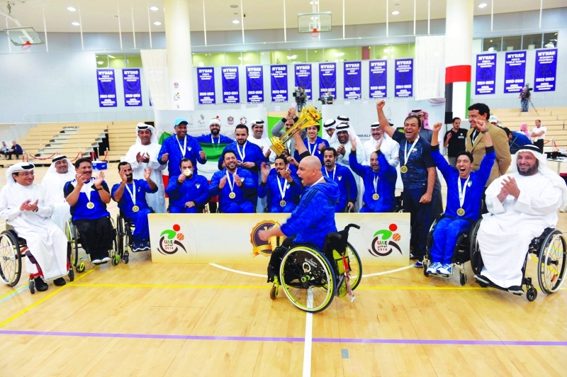 "■ عبدالمحسن الدوسري وحضور الختام يشاركون المنتخب الكويتي فرحته بالكأس الخليجية"
