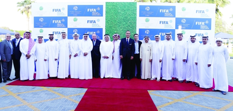 "■ حميد القطامي ومطر الطاير ومروان بن غليطة وسامي القمزي يتوسطون المسؤولين الرياضيين خلال تدشين المشروع | تصوير زافير"