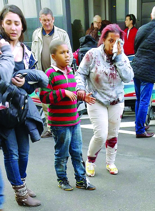 "■ امرأة ملطخة بالدماء بعد وقوع انفجارات في مطار بروكسل | أرشيفية"