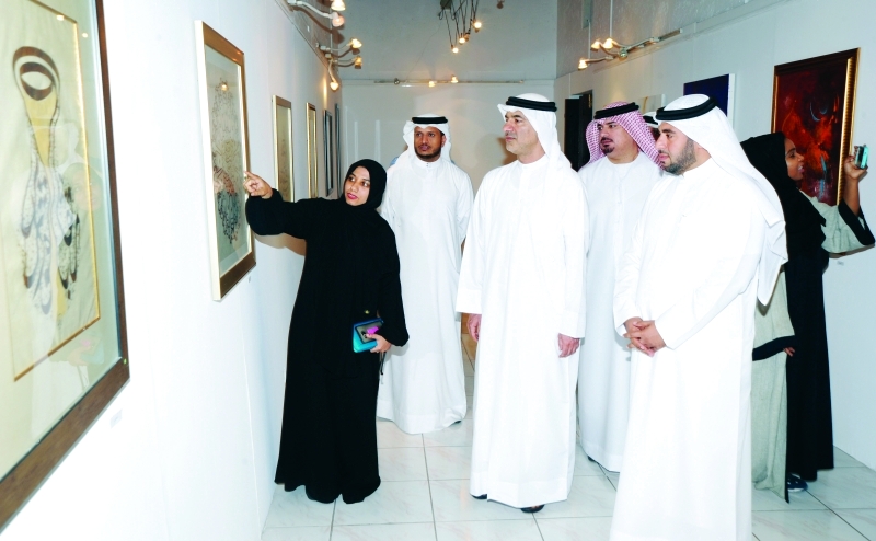"عبدالله العويس يطلع على اللوحات المشاركة في المعرض | البيان"