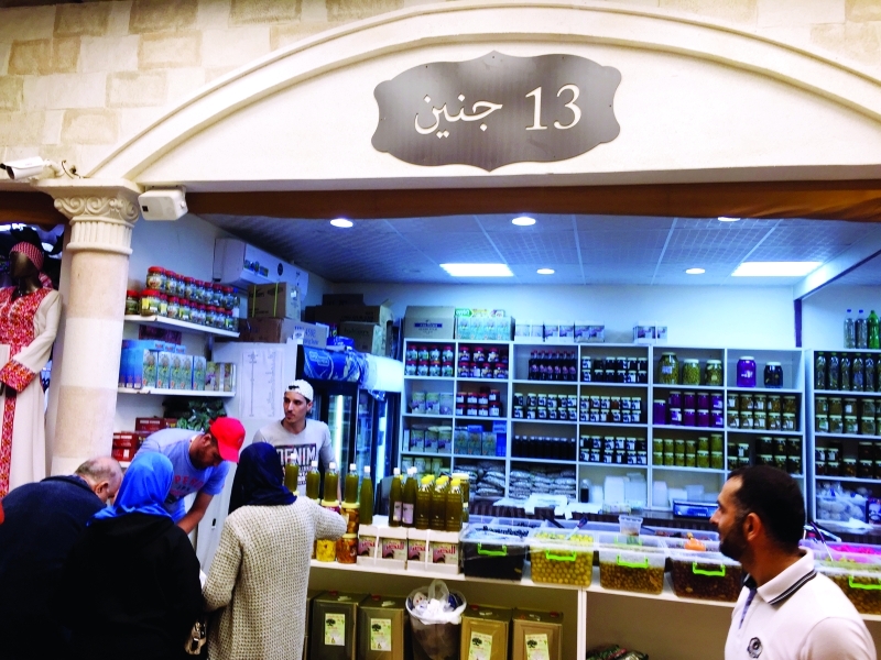 "■ أسماء المحال تقدم صورة حية عن الأرض والقضية"