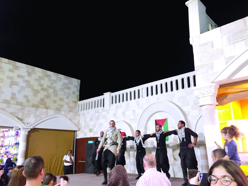 "■ فرقة فلسطينية تتراقص على أنغام الدبكة   |  البيان"