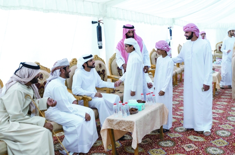"حمدان بن محمد خلال تقديم العزاء في خلف الكتبي | تصوير- علي عيسى"