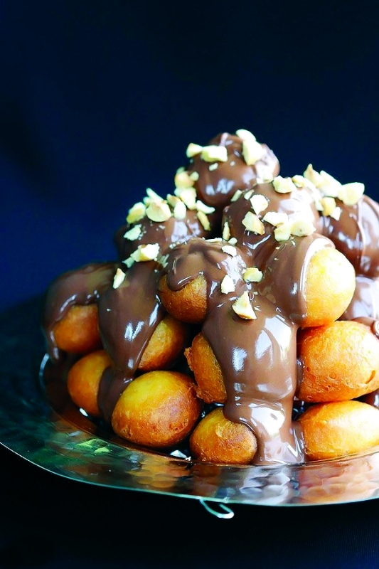 "■ «لقيمات» أضيفت إليها الشوكولاتة والمكسرات"