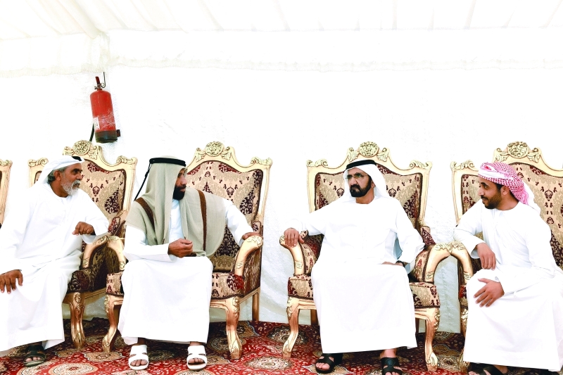 "■ محمد بن راشد خلال تقديمه واجب العزاء في وفاة خلف مطر بن علوان الكتبي | تصوير: محمد هشام"
