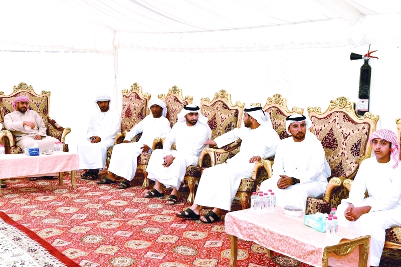 "■ خليفة سليمان وسلطان السبوسي خلال تقديم العزاء"