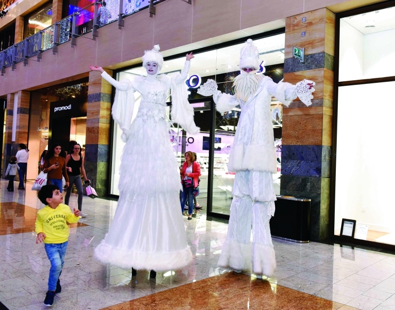 "عروض أدائية تجذب الزوار"