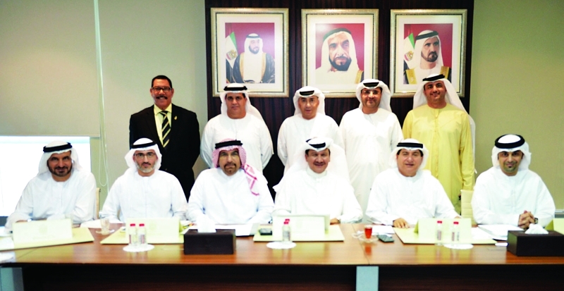 "■ عبد الملك والمدفع والحمادي يتوسطون المشاركين في الاجتماع | البيان"