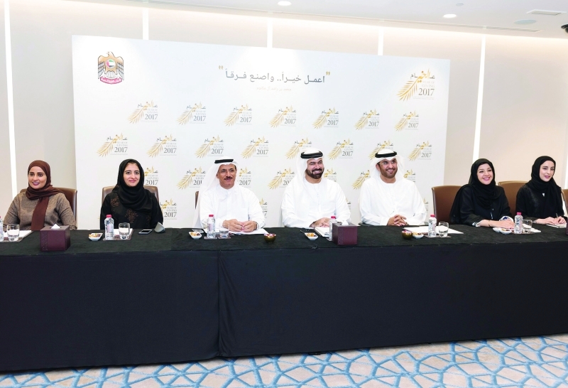 "محمد القرقاوي خلال الاجتماع بحضور سلطان المنصوري وريم الهاشمي ونجلاء العور وسلطان الجابر وعهود الرومي وشما المزروعي | من المصدر"