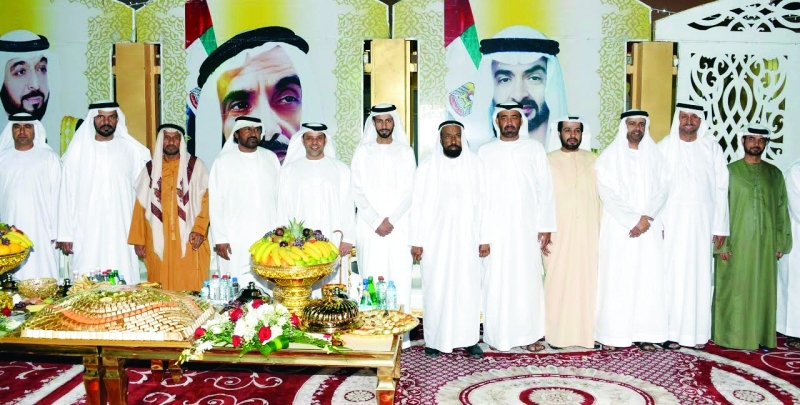 "أسرة العريس في صورة جماعية"