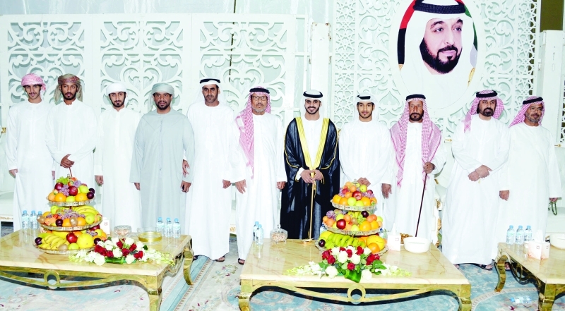 "العريس ووالده وعدد من المهنئين"