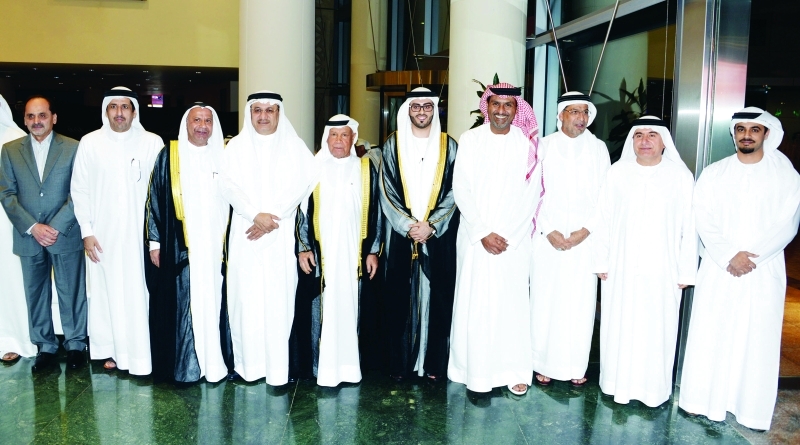 "حميد القطامي يتوسط جانباً من الحضور مع العريس"