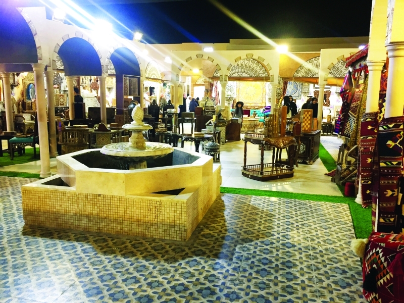 "ساحة في المنتصف تعرض الأثاث السوري"
