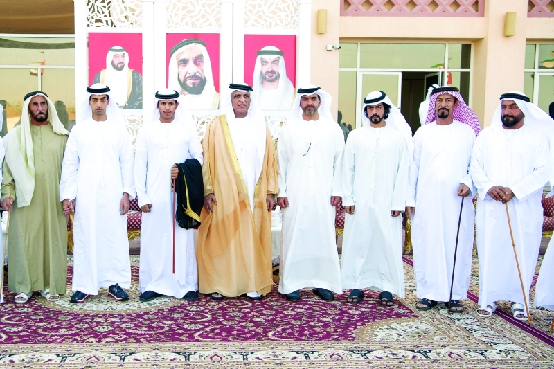"سعود بن صقر وحامد وخالد بن زايد وخليفة بن طحنون وسلطان ومفتاح الخاطري خلال حفل زفاف هلال الخاطري"