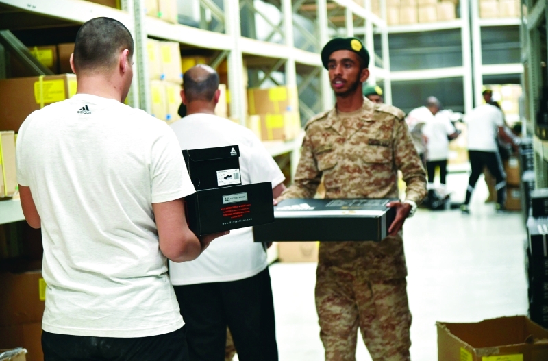 "■ مجندون يتسلمون متطلبات التدريب"
