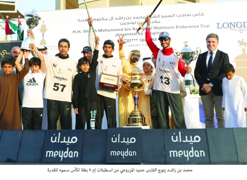 "محمد بن راشد متوجاً الفائزين في كأس سموه للقدرة | تصوير: خليفة اليوسف"