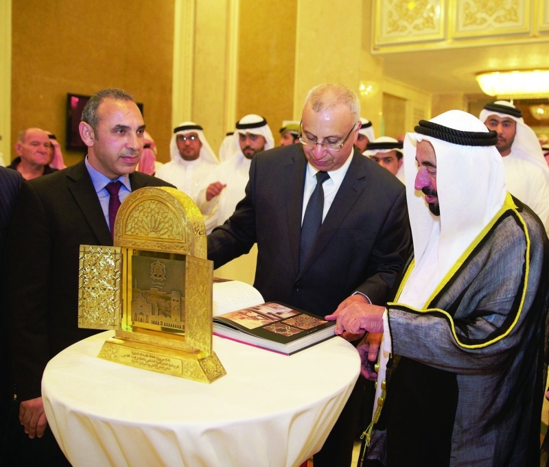 "■ سلطان القاسمي عقب تسلمه درعاً تذكارية مغربية | من المصدر"