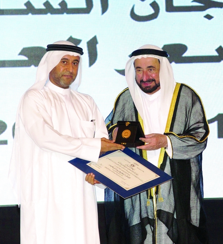 "سلطان القاسمي يكرم إبراهيم محمد إبراهيم ــ وام"