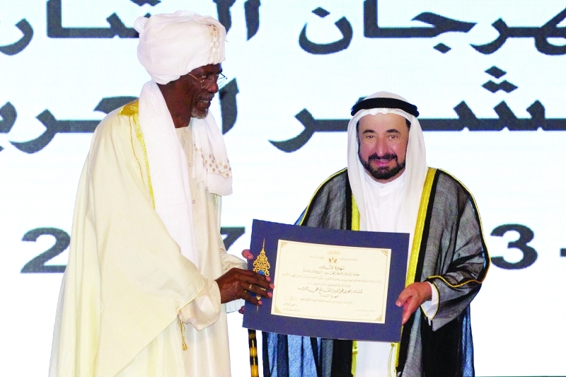 "سلطان يكرم محيي الدين الفاتح ــ وام"