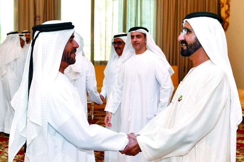 "محمد بن راشد مصافحاً سرور بن محمد بحضور حمدان بن راشد وسيف بن زايد"