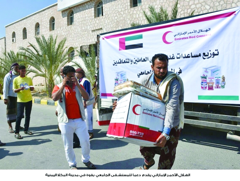 "■ جانب من توزيع مساعدات الهلال الأحمر في المستشفى الجامعي بالمكلا | وام"