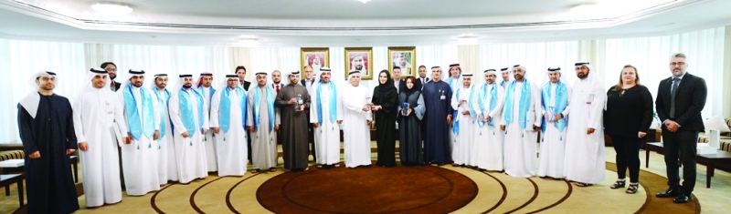 "■ مطر الطاير خلال تسلمه الجائزة"