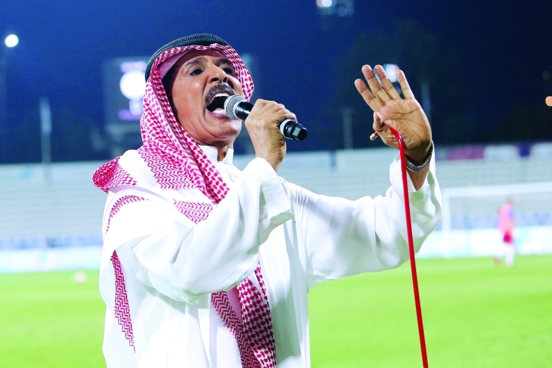 "■ عبدالله بالخير يقدم فقرته الغنائية"