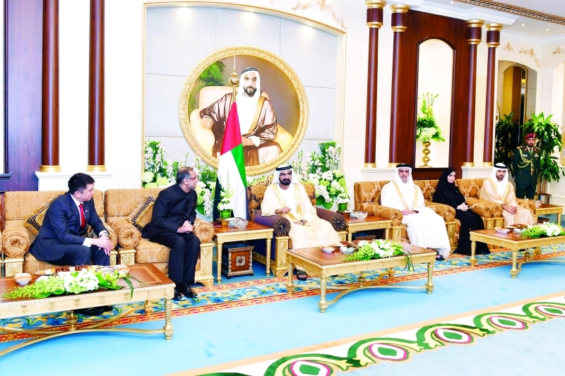 "محمد بن راشد في حديث إلى السفيرين بحضور حمدان بن محمد وأمل القبيسي وسيف بن زايد"