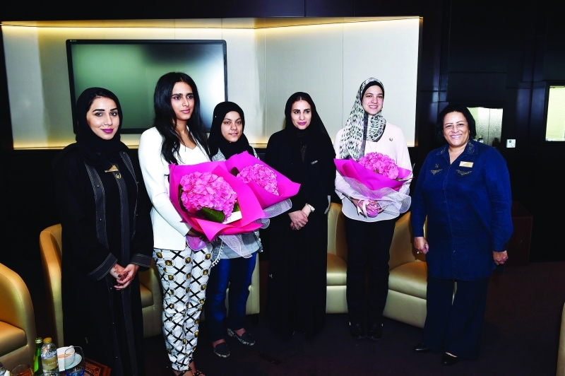 "موزة المري مع بطلات العرب المحتفَى بهن/ البيان"