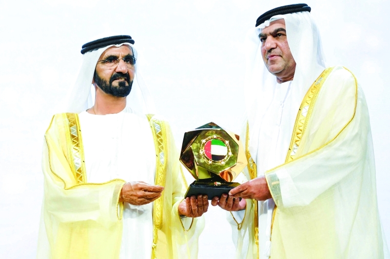 "محمد بن راشد مكرماً وزارة الخارجية"