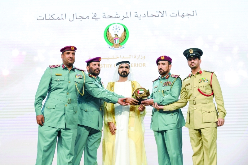 "ويسلم سيف الشعفار درع التكريم"