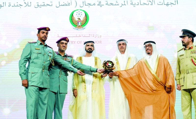 "محمد بن راشد يسلم الدرع لوزارة الداخلية بحضور سيف بن زايد وضاحي خلفان"