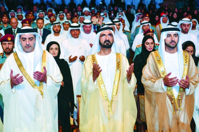 "■ محمد بن راشد وحمدان بن محمد وسيف بن زايد خلال قراءة الفاتحة على أرواح الشهداء في بداية الحفل |  تصوير: سيف محمد"
