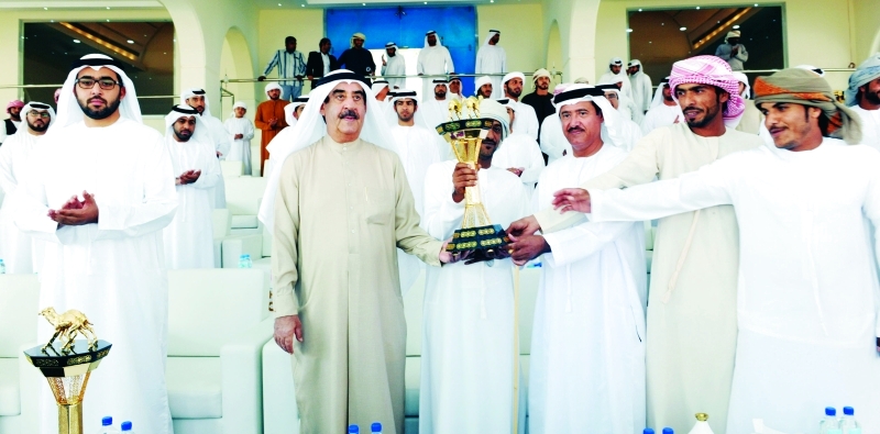 "■ سعود بن راشد المعلا يتوج أحد الفائزين بحضور راشد بن سعود المعلا وسلطان بن حمدان | وام"