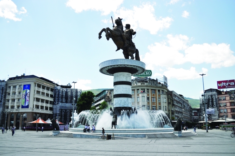 "الاسكندر المقدوني يقف شاهداً على تاريخ المدينة"