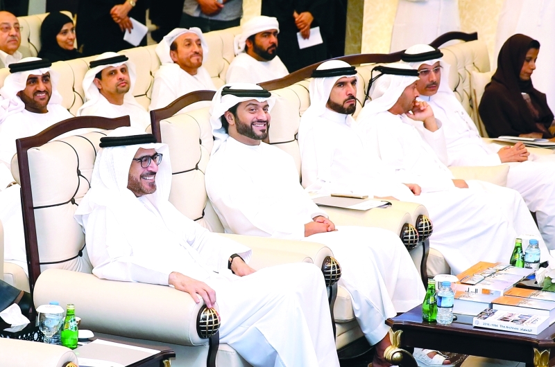 "جمال السويدي والحضور خلال الندوة"