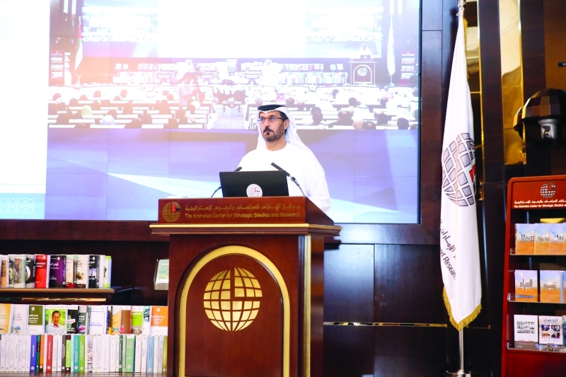 "حسين الحمادي متحدثاً خلال الندوة"