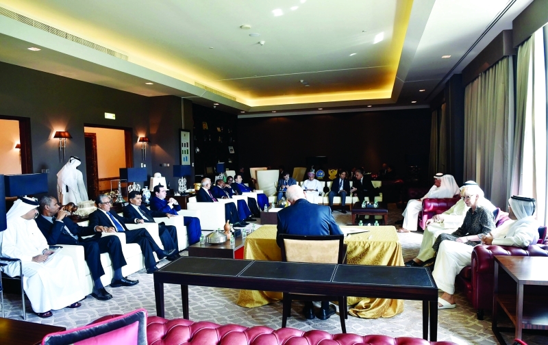 "توافد عدد كبير من المسؤولين والسفراء والبعثات الدبلوماسية إلى ديوان وزارة الخارجية لتسجيل التعازي | وام"