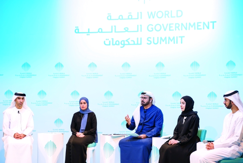 "محمد القرقاوي خلال حوار القمة بحضور ثاني الزيودي وعهود الرومي وشما المزروعي"