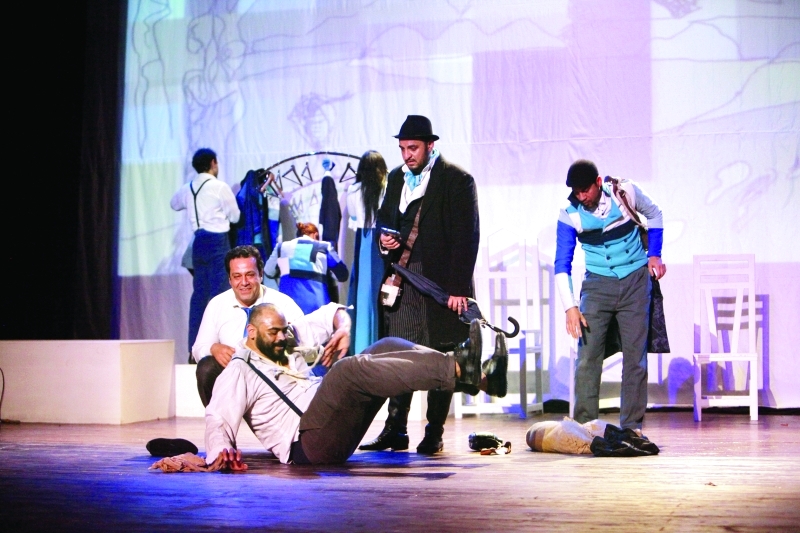 "■ مشهد من مسرحية «زي الناس»"