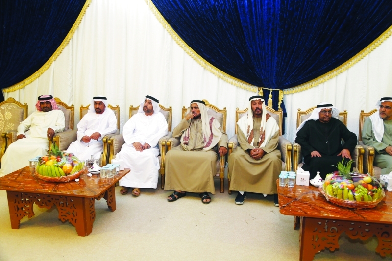 "■ أسرة الشهيد عبدالله الكعبي خلال تلقي العزاء"