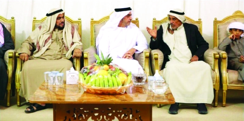"سيف بن زايد مقدماً العزاء لأسرة الشهيد"