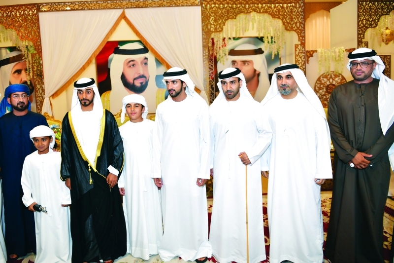 "سموه مع العريس والحضور"