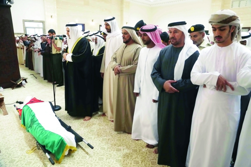 "■ أبناء العين يؤدون صلاة الجنازة على جثمان الشهيد عبدالله الكعبي | تصوير: عمران خالد"